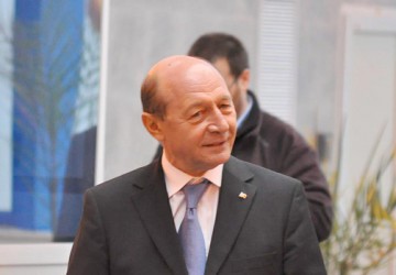 Băsescu: Îmi pare rău că românii au de ales între o marionetă şi un incompatibil